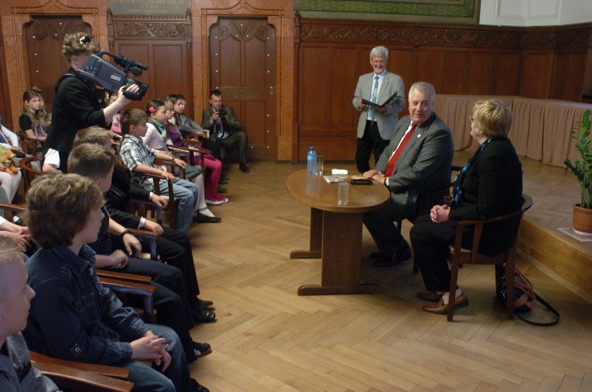 Z Biblioteką przez Słupsk: Prezydent Maciej Kobyliński czyta bajki [FOTO+FILM]