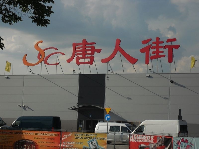 Chińczycy sprzedają halę w Jaworznie. Czy to początek końca China Town w Jaworznie?