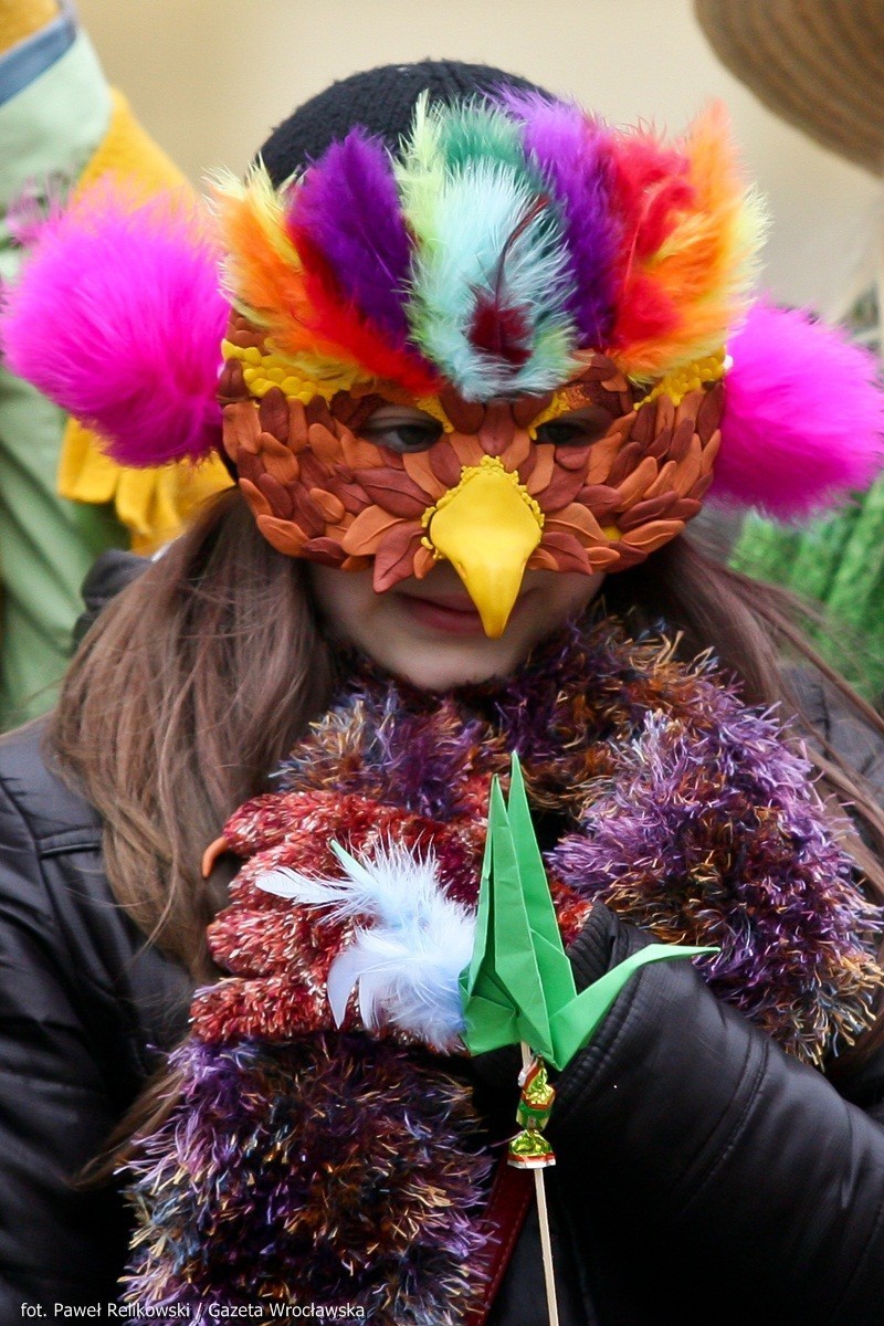 Pierwszy dzień wiosny we Wrocławiu: Kolorowe ptaki z &quot;plastyka&quot; na Rynku (ZDJĘCIA)