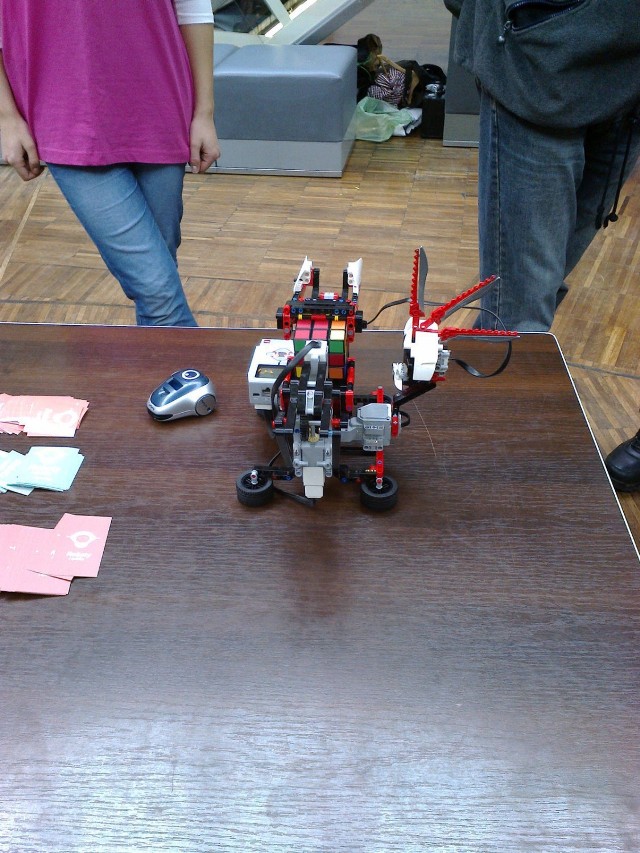 Robot układający kostkę Rubika.