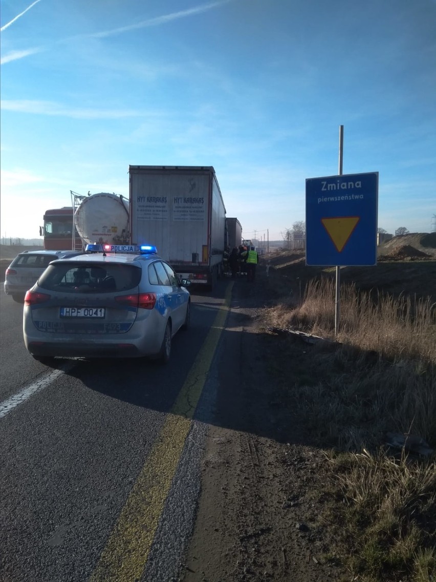Wypadek na DK 1 koło Radomska. Zderzyły się 3 samochody ciężarowe. Utrudnienia