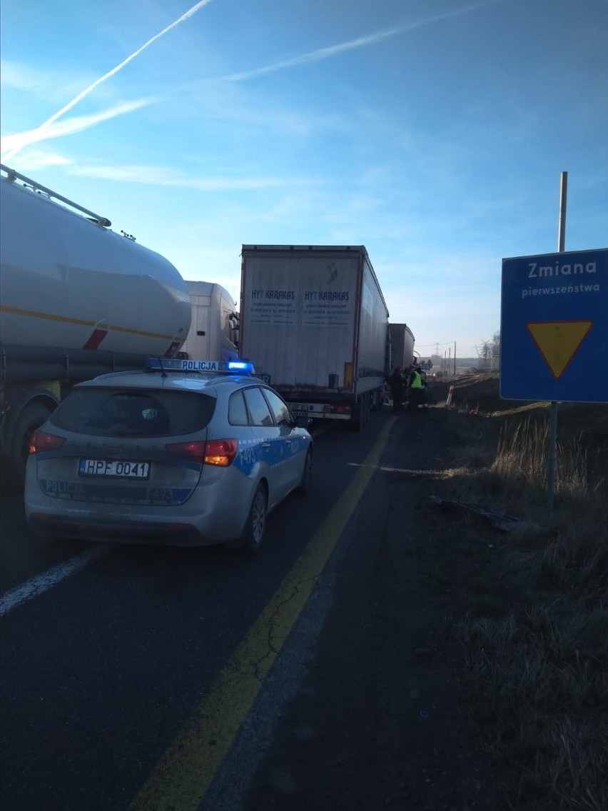 Wypadek na DK 1 koło Radomska. Zderzyły się 3 samochody ciężarowe. Utrudnienia