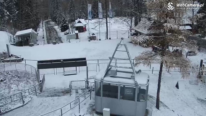 Biało w Zakopanem! Śnieg lekko przyprószył drogi, dachy domów, ogrody. Chwycił mróz i jest ślisko [ZDJĘCIA]