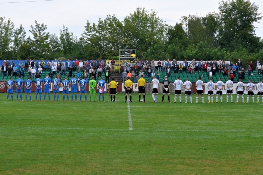 5.09.2015, Garbarnia - Hutnik: przedmeczowa minuta ciszy po...