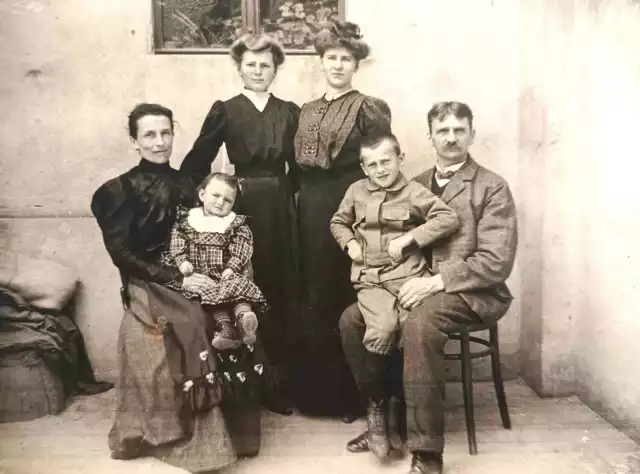 Rola kobiet zmieniała się także w rodzinach. Tak działo się zwłaszcza po wybuchu I wojny światowej. Zdjęcie wykonano na początku XX wieku (nie wiadomo kim są przedstawieni na nim ludzie)