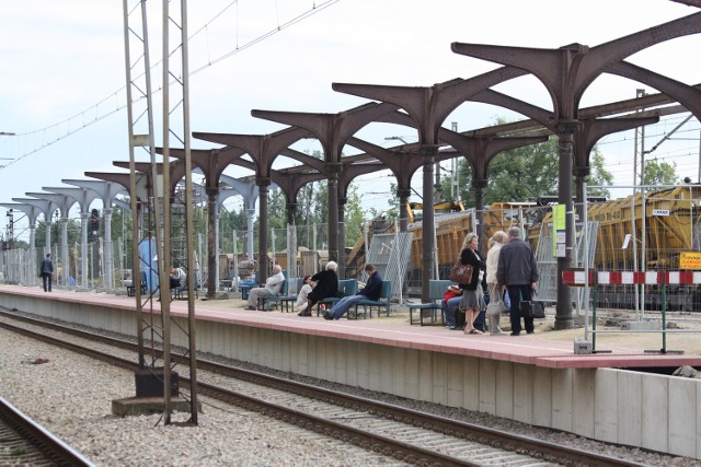 Przebudowywany jest także peron, co sprawia, że nie może być dla podróżnych schronieniem przed deszczem.