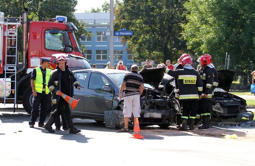 Wrocław: Trzy osoby ranne w zderzeniu dwóch aut na Bałtyckiej/Obornickiej (ZDJĘCIA)