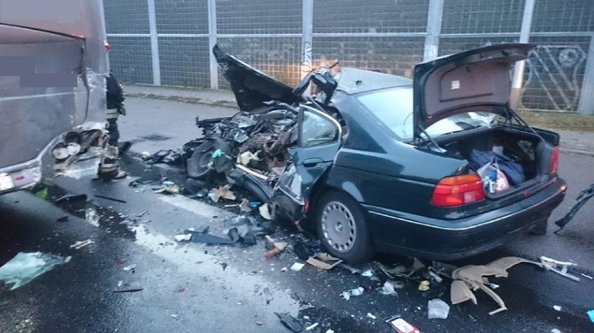 Wypadek w Wojkowicach Kościelnych: BMW zderzyło się z autobusem, dwie osoby nie żyją