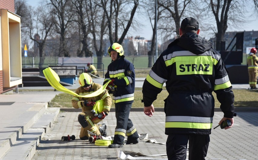 Malbork. Pożar w szkolnej stołówce był scenariuszem kolejnych ćwiczeń strażaków. Symulowana akcja w SP 3