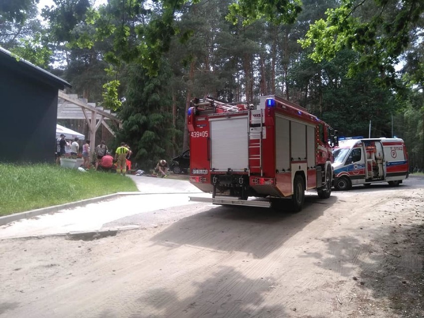 WSCHOWA. Tragiczne wydarzenia na ośrodku wypoczynkowym w Lubiatowie. Rodzice nie dopilnowali dziecka. Maluch wypadł przez okno [ZDJĘCIA]