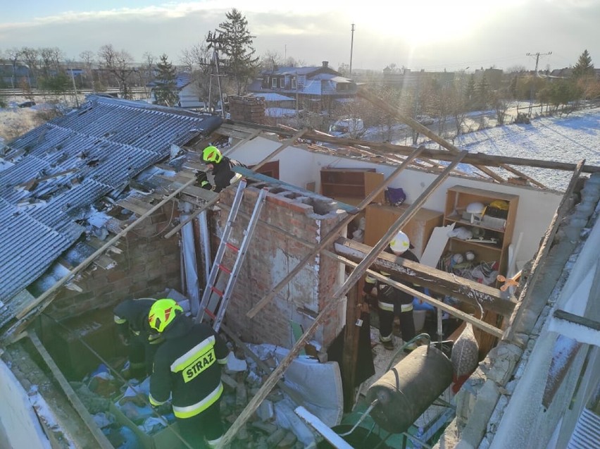 Liczą straty i udzielają pomocy po wichurze w Smętowie Granicznym ZDJĘCIA