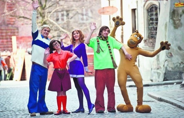 Tajemnicza Spółka w komplecie. Od lewej: Fred, Velma, Daphne, Kudłaty i Scooby-Doo
