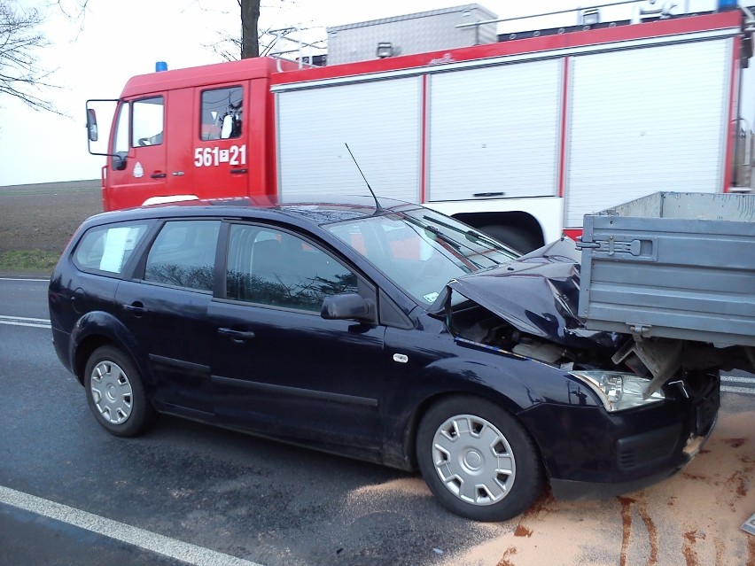 Wypadek w Lenartowicach. Ford Focus zderzył się z Mercedesem