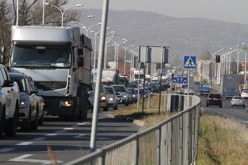 Wypadek na ulicy Krakowskiej w Kielcach. Potrącona rowerzystka i gigantyczne korki 