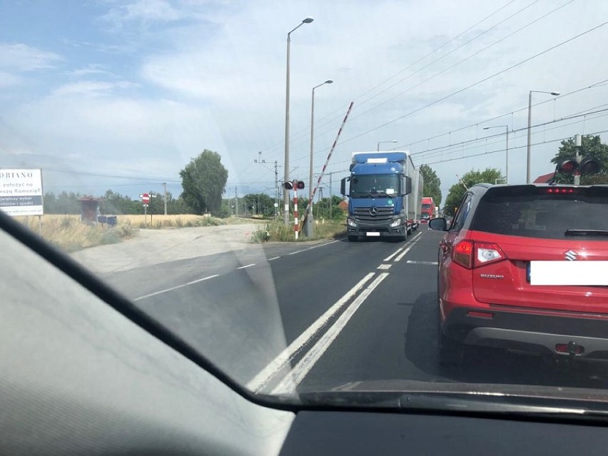 Kierowca TIR-a staranował rogatki. Miał pecha - zauważył go...