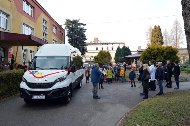 SOSW nr w Przemyślu otrzymał nowego busa do przewozu dzieci. Otwarto również ścieżkę ekologiczną.