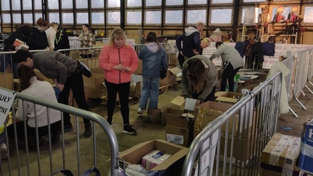W akcję segregowania i pakowania darów w magazynie ZGK w Zielonej Górze włączyło się wielu wolontariuszy. Nadal potrzebne są każde ręce