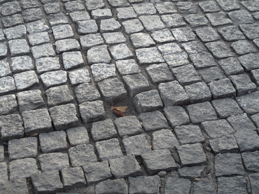 Myszków: na rondzie Flagi Rzeczypospolitej znów drogowcy. Powód? Wypadająca kostka [ZDJĘCIA]