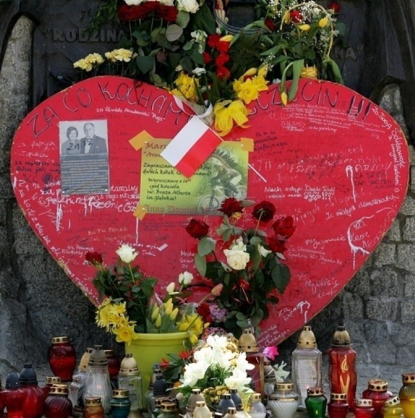 11. rocznica katastrofy smoleńskiej. Szczecin w żałobie 11 lat temu. Archiwalne zdjęcia
