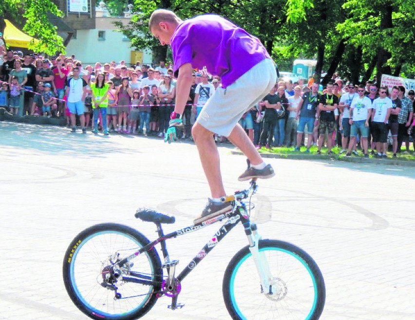 Młodzi motocykliści  i rowerzyści swoimi wyczynami cały czas...