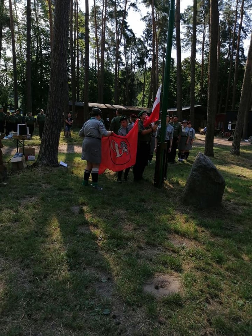 Pruszczańscy harcerze Zośki i zuchy z Bursztynków na obozie. Zdobywali odznaki, przechodzili survival |ZDJĘCIA
