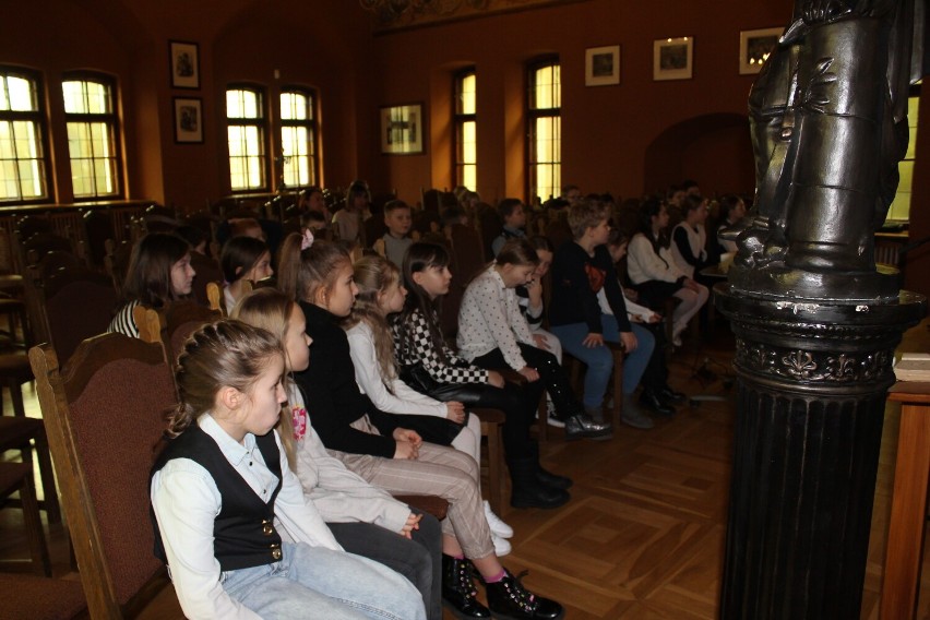 Uczniów Szkoły Podstawowej nr 3 odwiedził Adam Mickiewicz! Innowacyjny projekt szkolny "Tacy, jak Adaś"