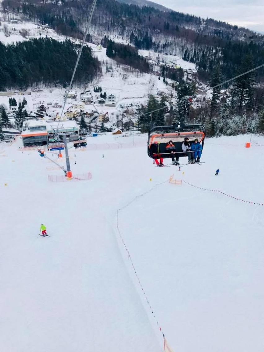 Stanął wyciąg w Beskid Sport Arena w Szczyrku, ludzie utknęli na kanapach. Wszystko przez...