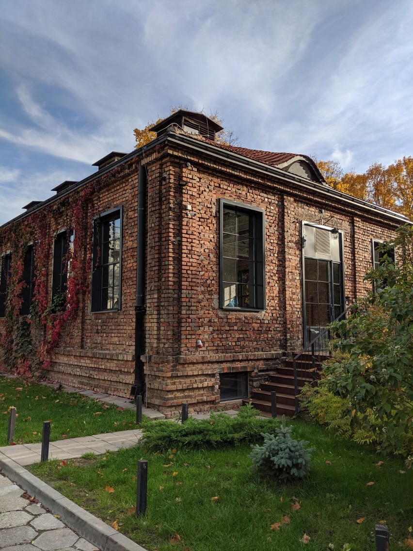 Fort Mokotów na nowo. W "Czerwoniaku" restauracja. Do jej wystroju wykorzystano drewno z drzwi od stodoły