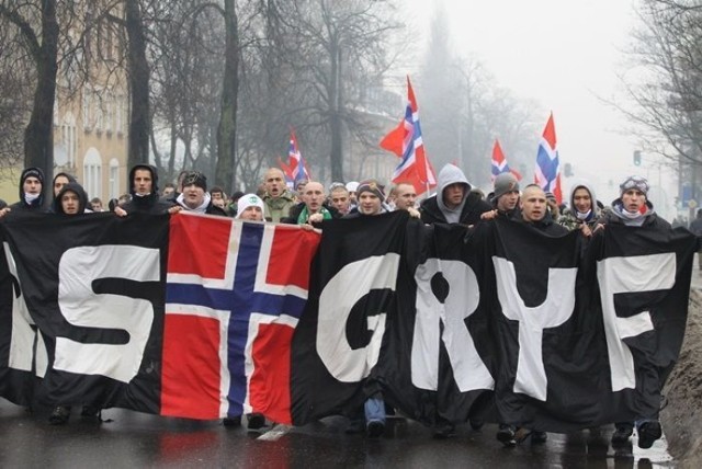 Kibice Gryfa Słupsk do hali Gryfia maszerowali ulicami miasta spod miejskiego Ratusza. Fot. Marek Gabriel