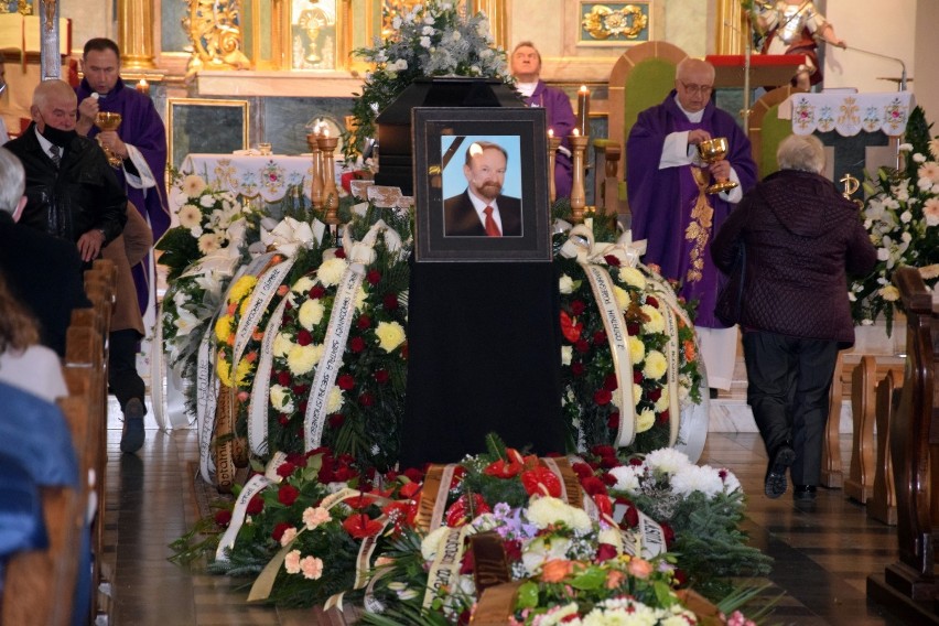 Społeczność gminy Tarnowiec tłumnie pożegnała swojego wójta. Jan Czubik spoczął na cmentarzu przy sanktuarium MB Zawierzenia [FOTORELACJA]