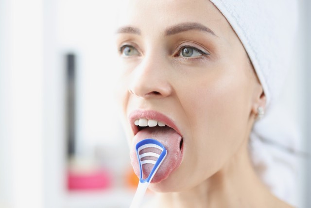 Poza szczotkowaniem zębów i nitkowaniem przestrzeni międzyzębowych powinniśmy też czyścić język. Nie jest to trudne!