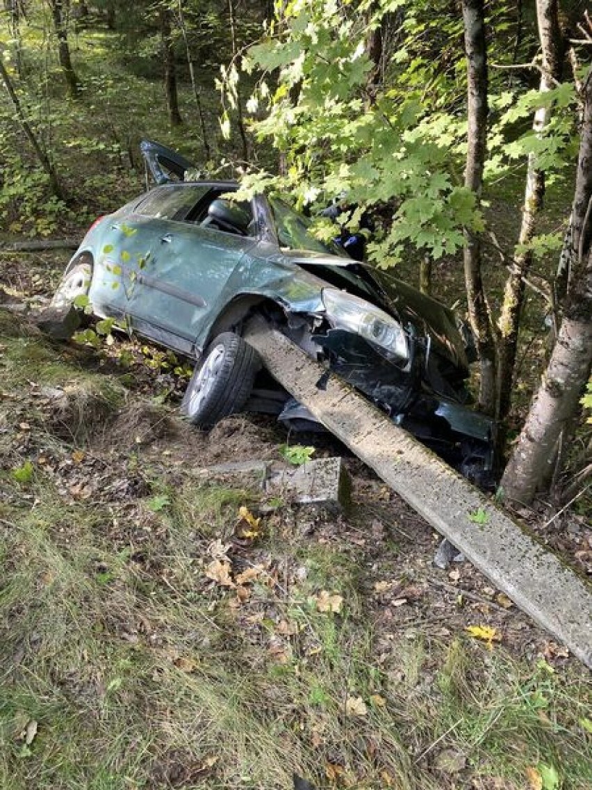 Wypadek na trasie Nowy Barkoczyn - Będomin. 71-letni kierowca skody trafił do szpitala