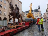 Pomnik księcia Kazimierza I stoi już na Rynku w Opolu [zdjęcia, wideo]