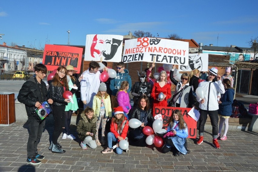 Żywą rzeźbę pt. "Dotknąć teatru" zbudowali na pl. Kościuszki...