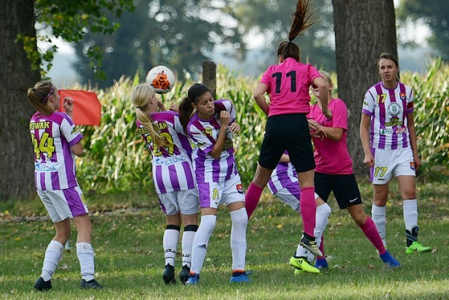 Pierwsze punkty w lidze wywalczyły w weekend trzecioligowe piłkarki Fuksa Wielowicz, pokonując na boisku w Szynwałdzie Zjednoczonych Piotrków Kujawski 3:0 (1:0). Gole dla miejscowych strzelały Zuzanna Prasał 2 oraz Oliwia Leszcz. Zapraszamy do obejrzenia zdjęć z tego spotkania.