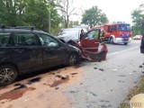 Czołowe zderzenie dwóch aut w Opolu. W szpitalu kobieta w ciąży i dwoje dzieci