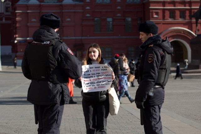 W Rosji niektórzy przejawiają swój sprzeciw wobec rosyjskiej inwazji. Czekają ich za to areszty.
