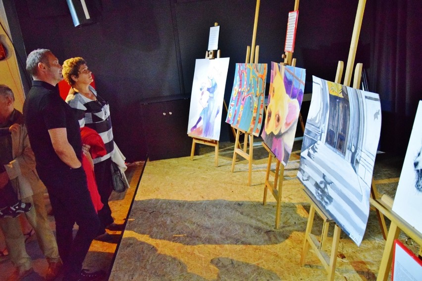 Wystawa młodych plastyków w sieradzkim Prorocku. Warto się pospieszyć z jej obejrzeniem
