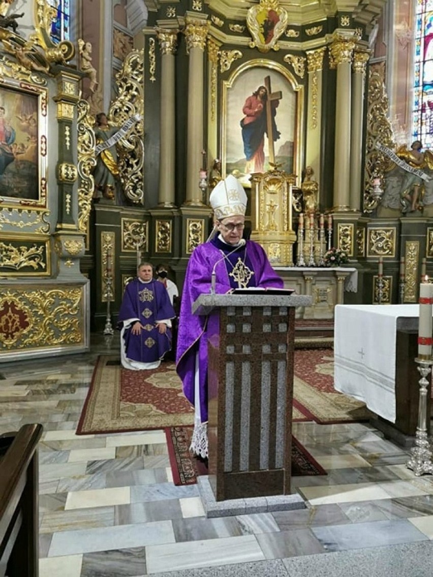 Biskup Wiesław Mering w Bazylice Mniejszej w Sieradzu
