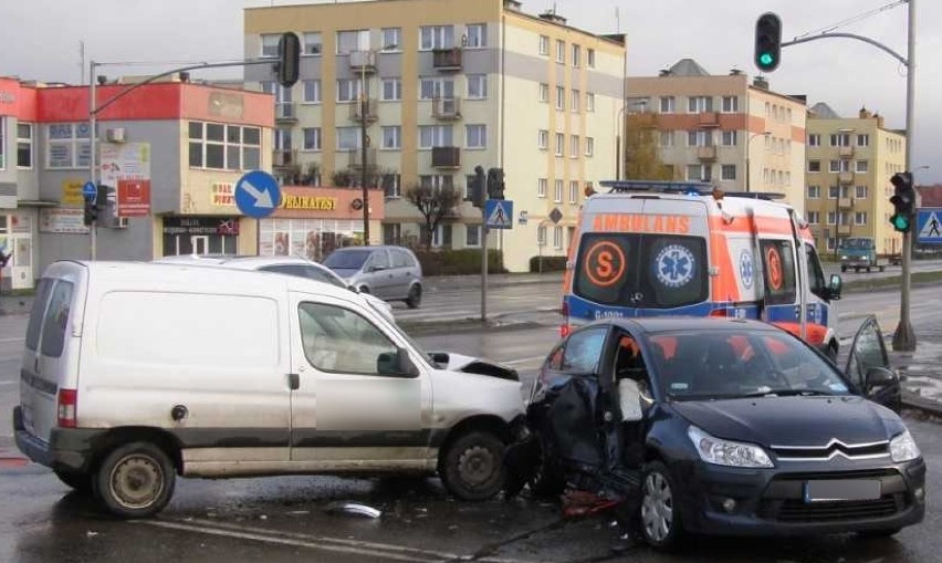 Wypadek na al. Wojska Polskiego w Malborku [ZDJĘCIA]. 70-letnia pasażerka trafiła do szpitala