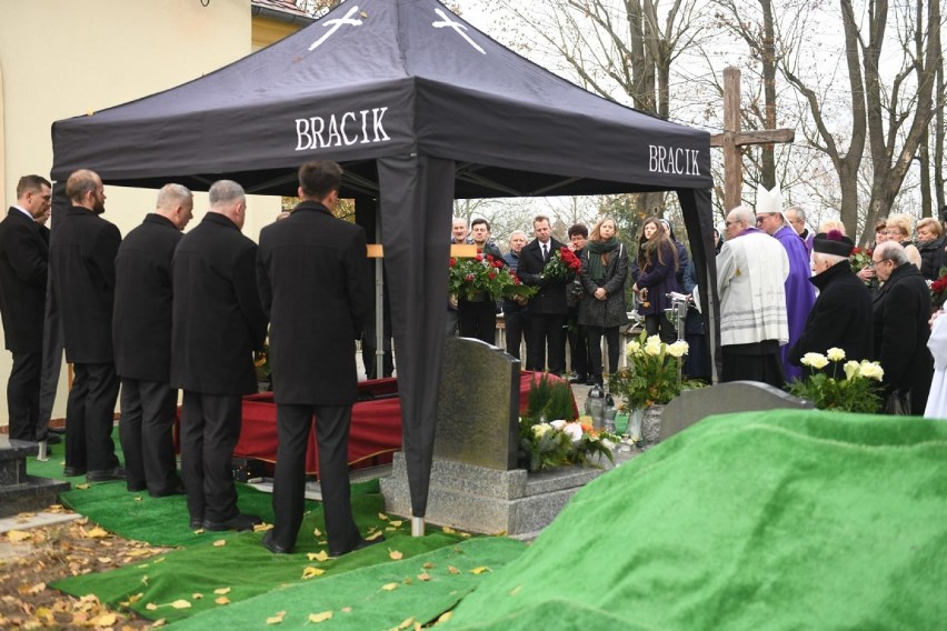 Pogrzeb abp. Juliusza Paetza na cmentarzu na Starołęce w...