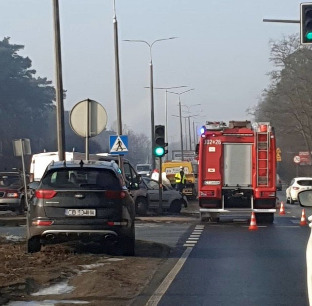 W poniedziałek 22 lutego doszło do zderzenia dwóch samochodów na ulicy Fordońskiej w Bydgoszczy, w kierunku centrum miasta.