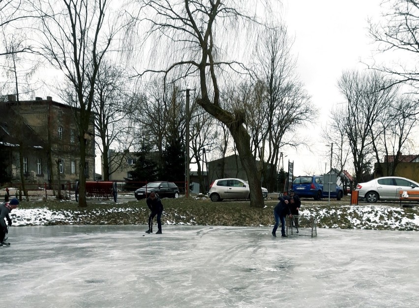Mieszkańcy Łagiewnik Kościelnych urządzili sobie mecz... hokeja na lodzie