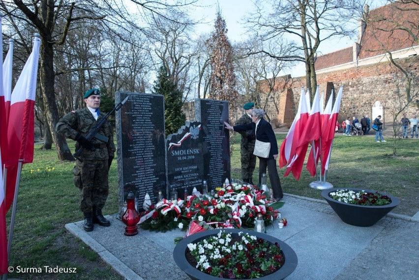 Dużo oficjeli, przedstawicieli służb mundurowych, mało innych mieszkańców. Obchody 8. rocznicy katastrofy smoleńskiej 