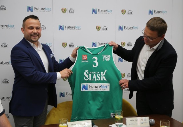 25.06.2018 wroclaw
slask futurenet wroclaw kosz koszykowka konferencja prasowa koszykarskiego slaska poswiecona pozyskaniu nowego sponsora tytularnego oraz przedstawienie nowych zawodnikow udzial wzieli trener radoslaw hyzy, marcin witek przedstawiciel sponsora , prezes michal lizak ( obaj na zdjeciu)  i zawodnicy  aleksander lenczuk i norbert kulon 
gazeta wroclawska
tomasz holod / polska press