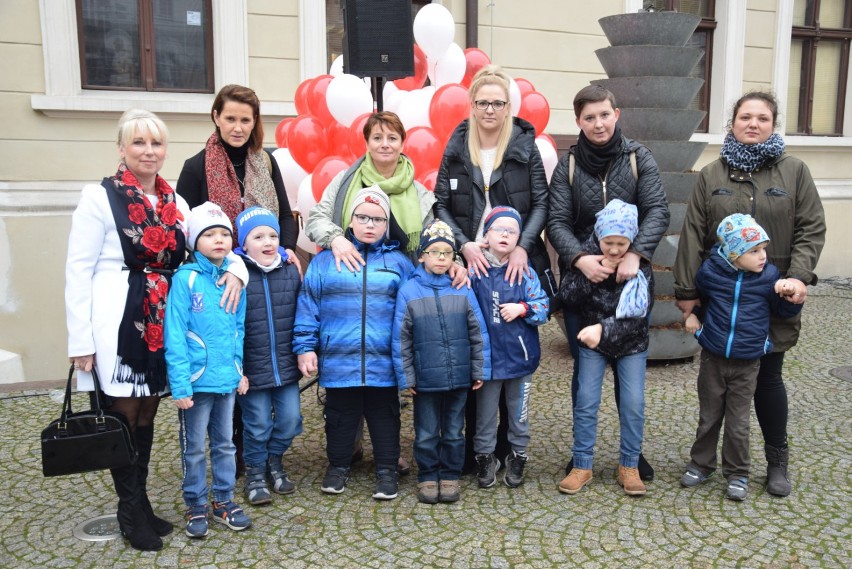 Młodzież Świebodzina śpiewa hymn na stulecie odzyskania...