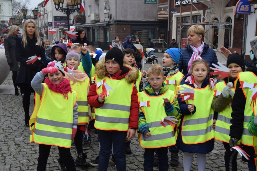 Młodzież Świebodzina śpiewa hymn na stulecie odzyskania...