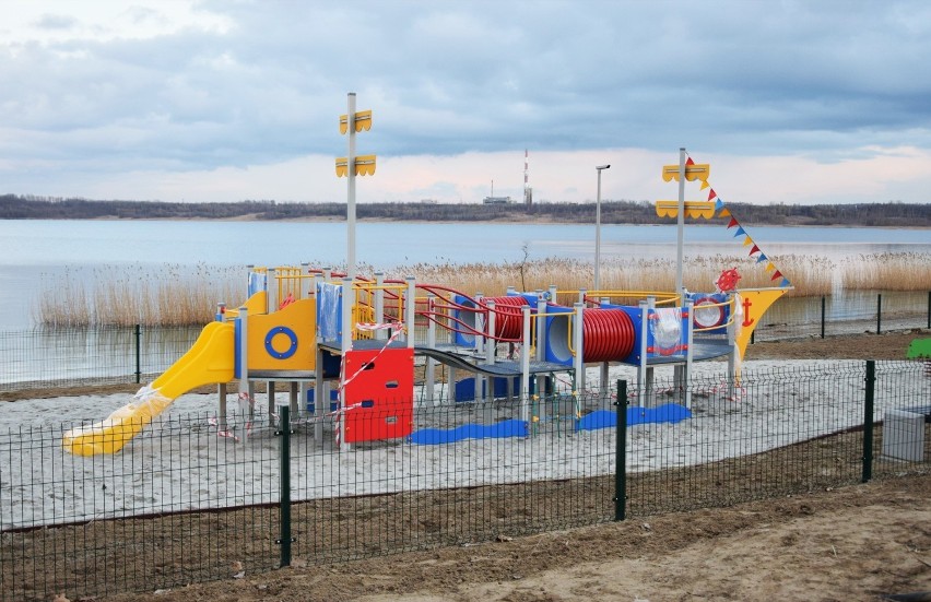 Nad Jeziorem Tarnobrzeskim powstały nowe place zabaw. Rewitalizacja dobiega końca. Kiedy otwarcie? (ZDJĘCIA)