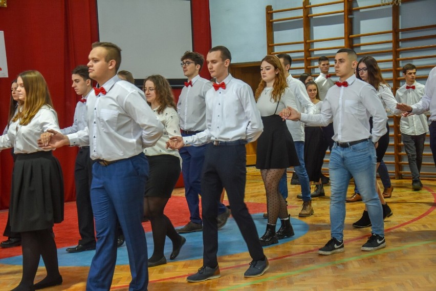 Szamotulski "Rolnik" popisał się talentami młodzieży. Show skradł jednak nauczyciel! TAK szkoła świętowała dzień patrona!