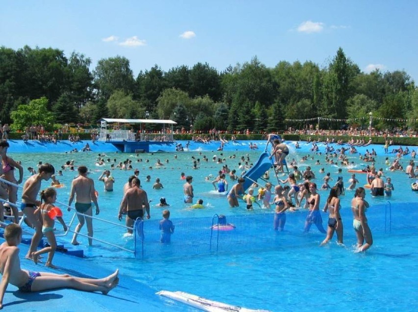 Ekologiczne kąpielisko w Roju dopiero za trzy lata. Wstępny koszt 7,2 mln zł [wizualizacja, zdj. z dawnego basenu]